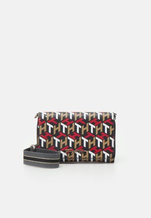 Mehrfarbige Clutch-Tasche mit einem geometrischen Muster aus Schwarz, Braun, Rot und Weiß; aus Leder; abnehmbarer gestreifter Riemen; goldfarbene Hardware.