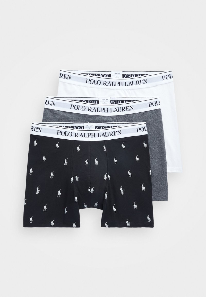 Tri páry pánskych boxeriek: jeden čierny s bielymi logami, jeden sivý a jeden biely. Všetky majú texturované pásky so značkou "POLO RALPH LAUREN."