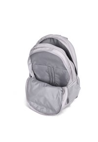 Zaino grigio chiaro con più scomparti, realizzato in tessuto morbido, dotato di una tasca laterale in rete e una chiusura con cerniera liscia.