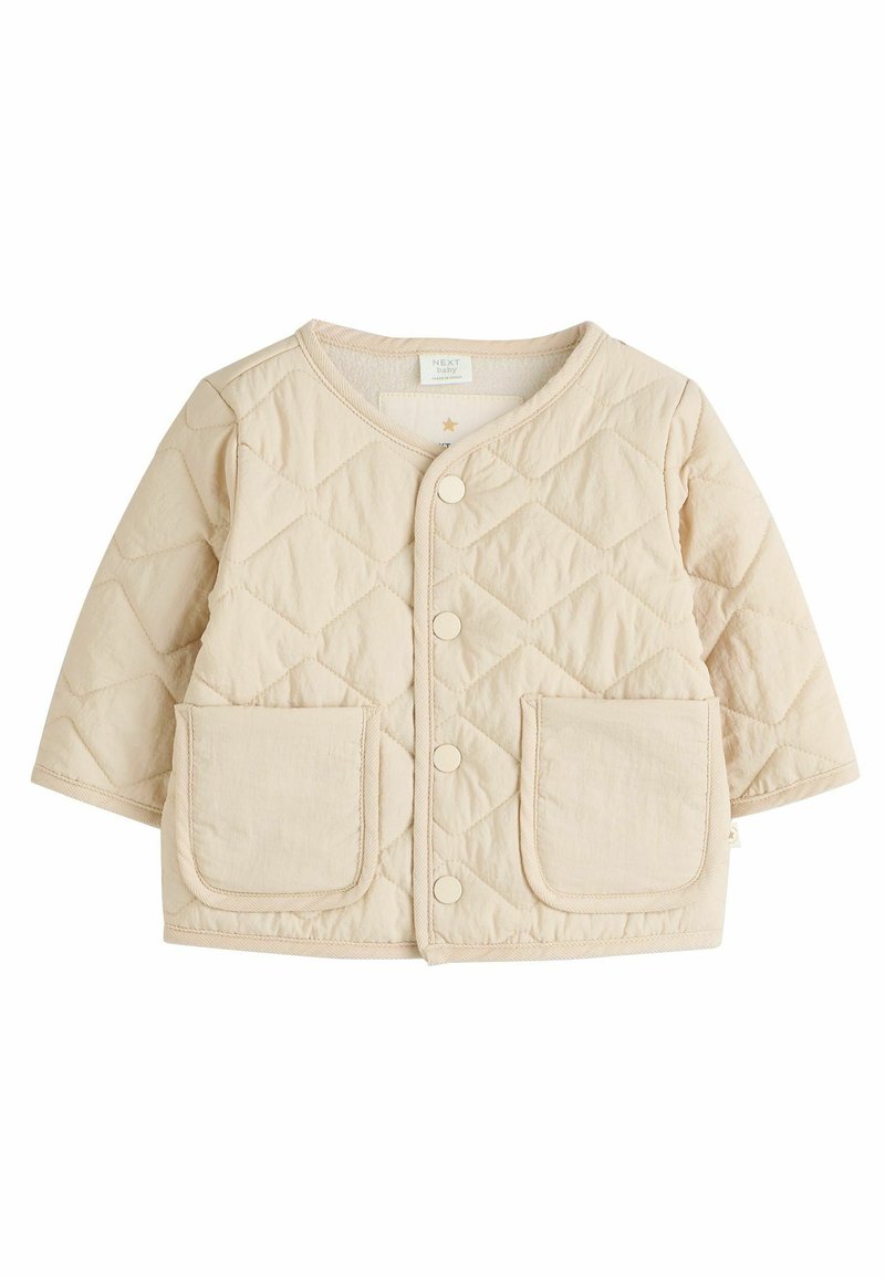 Beige gesteppte Jacke mit langen Ärmeln, rundem Ausschnitt, zwei Fronttaschen und Druckknopfverschluss. Weiche Textur und Rautensteppmuster.