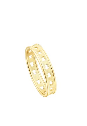 Anillo de color dorado con un patrón recortado y bordes redondeados. La superficie es lisa con un acabado texturizado sutil. Diseño anidado.
