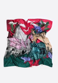 Zijde sjaal met levendige kleuren: rood, groen en roze. Illustraties van gebouwen, wolken en loof, met een gladde, vloeiende textuur.