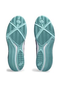 Suelas de zapatos de un material de goma azul claro, con un patrón de banda de rodadura en zigzag, acentos blancos y detalle de logo circular en el talón.