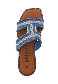 Sandalo in denim con fasce sfrangiate, decorazioni in argento e suola in finta pelle marrone. Punta quadrata e dettagli con borchie.