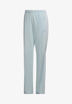 Lichtblauwe Adidas trainingsbroek met elastische tailleband, zijritszak en drie witte strepen langs de zijden.