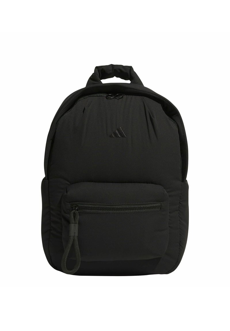 Černý batoh Adidas s polstrovanou přední kapsou, uzávěrem na zip, horním uchem a malým logem uprostřed vpředu.