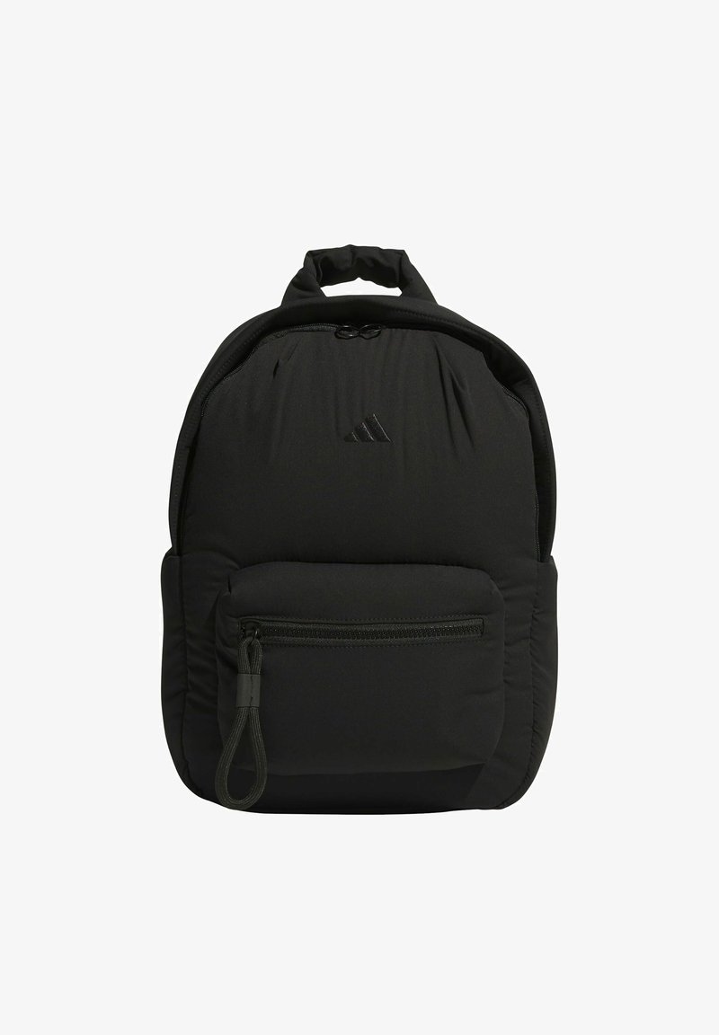 Černý batoh Adidas s polstrovanou přední kapsou, uzávěrem na zip, horním uchem a malým logem uprostřed vpředu.