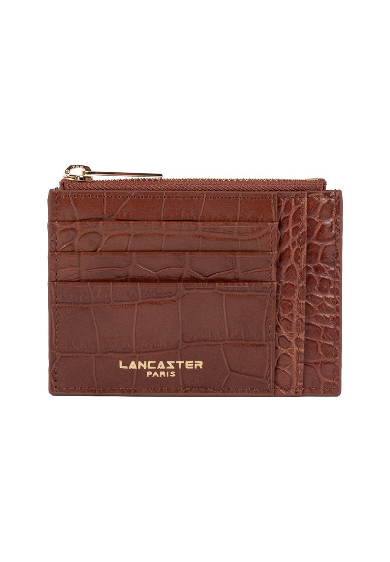 Portafoglio in pelle con stampa coccodrillo marrone, con zip dorata, diverse fessure per schede e logo "Lancaster Paris" in lettere dorate.