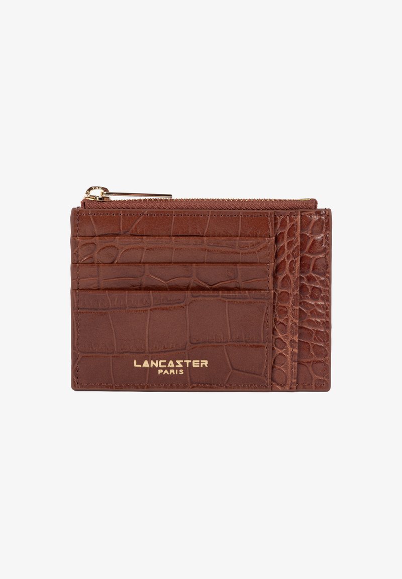 Portafoglio in pelle con stampa coccodrillo marrone, con zip dorata, diverse fessure per schede e logo "Lancaster Paris" in lettere dorate.
