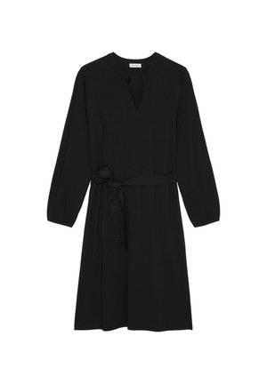 Abito nero con maniche lunghe, scollatura a V e una cintura in vita; realizzato in un tessuto morbido con un design fluido e dettagli plissettati.