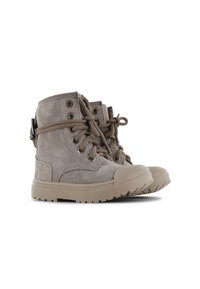 Grijze suède enkelboots met rubberen neuskap, ronde veters, metalen oogjes en een gestructureerde outsole voor grip. Voorzien van een lusvormige hielstrip.