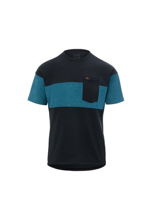 T-shirt a maniche corte con collo rotondo, banda orizzontale turchese e pannelli sulle maniche, tasca nera sul petto con piccolo dettaglio logo arancione.