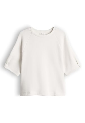 Weißer Kurzarm-Pullover mit Rundhalsausschnitt, lässiger Passform und Raglanärmeln, flach auf weißem Hintergrund ausgebreitet.