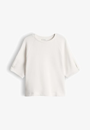 Weißer Kurzarm-Pullover mit Rundhalsausschnitt, lässiger Passform und Raglanärmeln, flach auf weißem Hintergrund ausgebreitet.