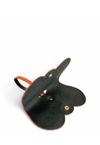 Porte-cartes en cuir noir avec des accents orange, bords arrondis, fermeture à pression et texture lisse. L'intérieur présente des détails de couture subtils.