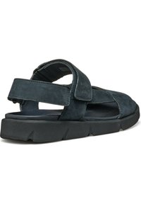 Sandali in suede blu scuro con cinturini regolabili, suola imbottita e suola in gomma testurizzata per una presa sicura. Design traspirante per il massimo comfort.
