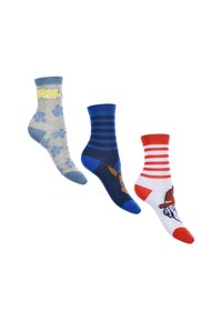 Tres pares de calcetines para niños: gris con huellas de patas azules, azul a rayas con un emblema y rojo/blanco a rayas con un diseño de personaje.