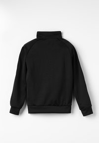 Zwarte sweatshirt met hoge kraag, raglanmouwen en geribde boorden. Gladde stof met een effen kleur en geen patronen of versieringen.