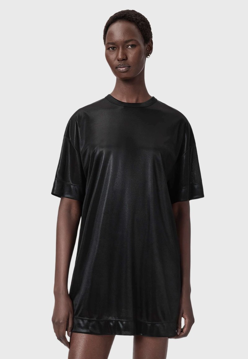 Czarna, oversize sukienka t-shirtowa, wykonana z gładkiego materiału o delikatnym połysku. Posiada krótkie rękawy i okrągły dekolt.
