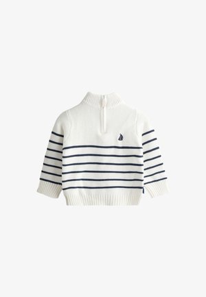 Maglione bianco lavorato a maglia per bambino con righe orizzontali blu navy, zip a un quarto, collo, polsini e orlo a costine, e piccolo logo di barca a vela sul petto.