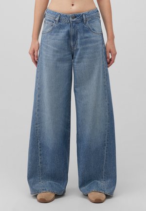 Flared Jeans - mid wet look