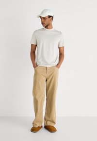 Jack & Jones PREMIUM JPRBLA BASIC TEE TURTLE 2 PACK  - T-shirt basic - moonbeam/dark chocolate brown