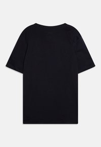 T-shirt in cotone nero con scollo rotondo e maniche corte. Presenta un design semplice con orlo dritto e cuciture rinforzate.