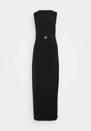 Robe maxi noire sans manches avec une silhouette ajustée, une texture lisse et un accent distinctif en boucle à la taille.