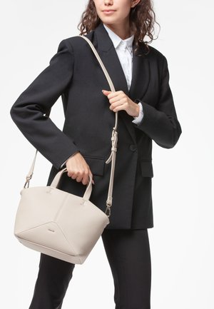 Borsa a mano in pelle beige con forma strutturata, doppi manici e una tracolla staccabile. Presenta una superficie texturizzata e accenti di design triangolari.