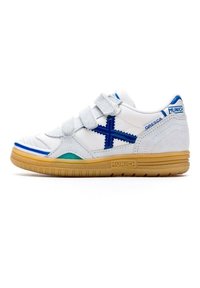 Zapatillas blancas con acentos azules y un diseño texturizado. Cuentan con tiras de Velcro, suela de goma y un pequeño logo en el lateral.