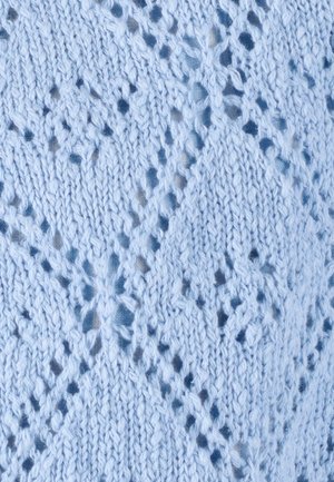 Tela de punto azul claro con un intrincado patrón de encaje que forma formas de diamante y hojas, mostrando textura y transparencia.