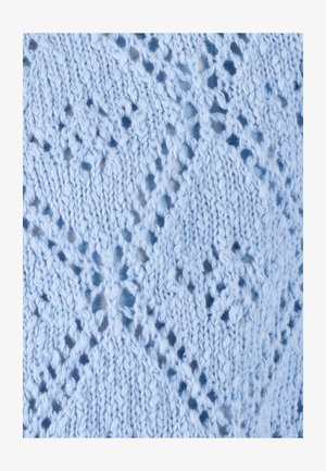 Tela de punto azul claro con un intrincado patrón de encaje que forma formas de diamante y hojas, mostrando textura y transparencia.