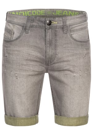 Grijze denim shorts met een opgekrulde zoom, voorzien van een groene tailleband, slijtage-details en standaard zakken. Knopfsluiting aan de voorkant.