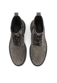 Botas de tobillo de ante gris con suela de goma, cordones negros y cierre de cremallera. Textura suave con detalles de costuras en los laterales.