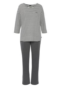 Gestreiftes graues und weißes Langarmoberteil mit lockerer Passform, kombiniert mit dunkelgrauen Hosen. Der Stoff wirkt weich und lässig.