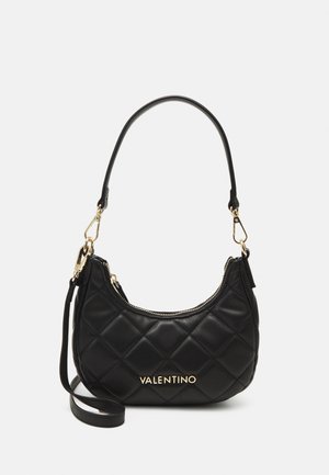 Schwarze Lederhandtasche mit einem gesteppten Design, goldenen Beschlägen und dem Wort "Valentino" in Gold geprägt. Verfügt über einen kurzen Griff und einen abnehmbaren Schulterriemen.