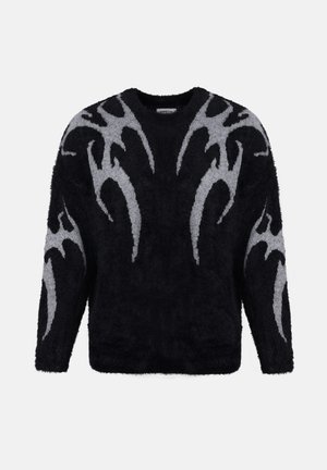 Zwarte, pluizige trui met grijze vlammenpatronen op de mouwen, geribbelde halslijn en een losse pasvorm. Zachte textuur, lange mouwen en geen zichtbare sluitingen.