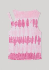 Top sin mangas de tie-dye rosa fabricado en tela acanalada. Presenta amplios agujeros para los brazos y patrones de teñido horizontales en diferentes tonos de rosa y blanco.