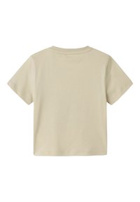 Camiseta de manga corta, color beige, hecha de algodón suave. Presenta un cuello redondo clásico y un diseño simple, sin adornos.