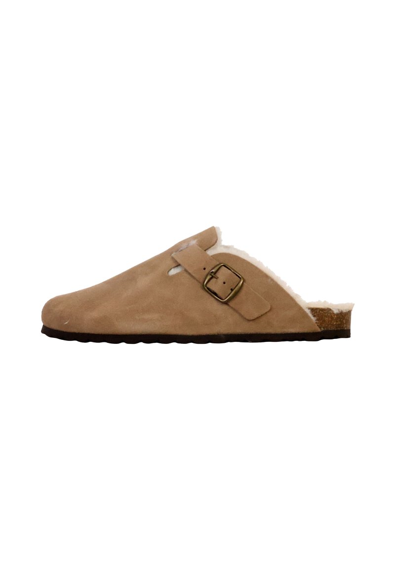 Mocassin en suède tan avec une doublure en fausse fourrure blanche, ouvert à l'arrière, et une seule sangle réglable à boucle. Semelle plate avec un motif texturé.