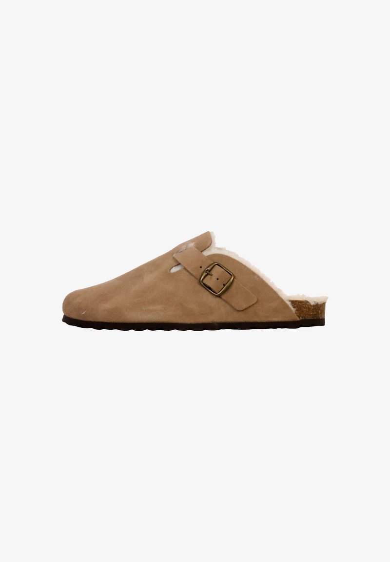 Mocassin en suède tan avec une doublure en fausse fourrure blanche, ouvert à l'arrière, et une seule sangle réglable à boucle. Semelle plate avec un motif texturé.