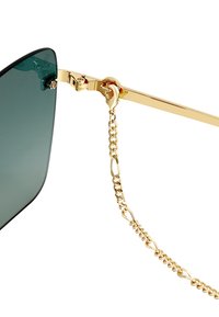 Goldfarbene Metall-Sonnenbrille mit dunkelgrünen Gläsern, ausgestattet mit einer Kettenbefestigung zur Sicherung. Das Gestell hat ein geometrisches Design und eine glatte Oberfläche.