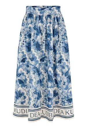 Kvetinová maxi sukňa v modro-bielej farbe, s nariaseným pásom, živými kvetinovými vzormi a kontrastným prúžkom s nápisom na leme.