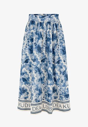 Blå og hvide blomstrede maxi-nederdel med indsnævret talje, levende blomsterprint og en kontrastfarvet kant med tekst ved kanten.