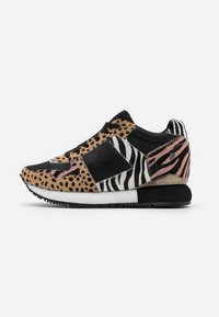Zapatilla que presenta una mezcla de estampados animales: leopardo, cebra y rayas rosas. Fabricada con materiales texturizados, cuenta con una suela de goma negra y un acento dorado.