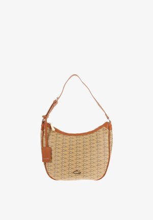 Bolso bandolera beige y marrón con patrón repetido de “C”, ribete de cuero, correa ajustable, pequeña etiqueta de marca y logo metálico en la parte delantera.