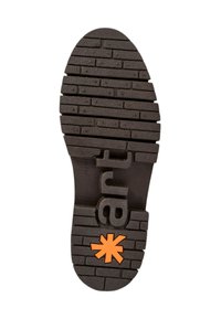 Suela de zapato de goma negra con un patrón texturizado, que presenta surcos rectangulares y un prominente logo de estrella naranja cerca del tacón.