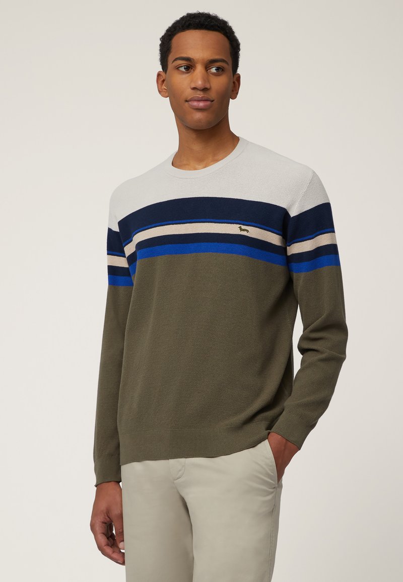 Maglione lavorato a maglia con maniche lunghe e colletto tondo; presenta strisce orizzontali grigie, blu navy, blu e beige. Realizzato in tessuto morbido. Piccolo logo sul petto.