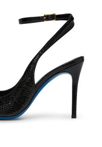 Scarpa nera con tacco alto, in tessuto effetto pelle di serpente, con apertura sul retro e cinturino regolabile alla caviglia. Presenta una suola blu e punta affilata.