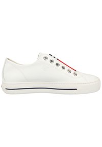Sneaker bianche in pelle con profilo basso, caratterizzate da occhielli argentati, una striscia di accento rossa e blu navy e una suola in gomma testurizzata.